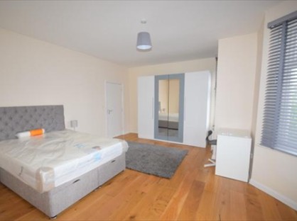 Room in a Shared House, Worple Road, SW20