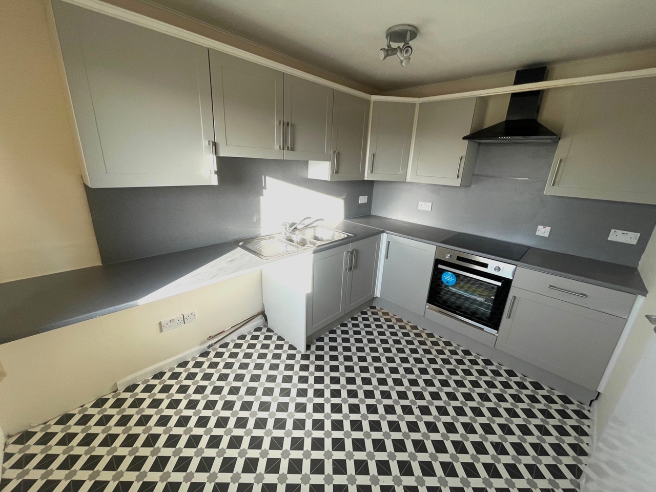 1 Bed Flat, Halifax Road, S6 photo 3