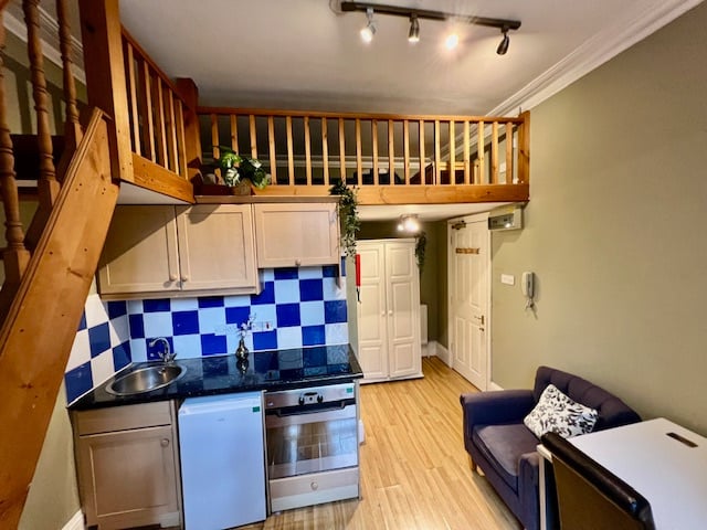 Studio Flat, St. Stephens Gardens, W2 photo 5