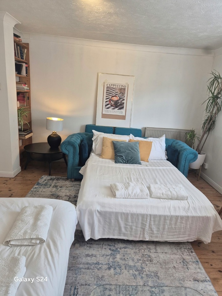 2 Bed Maisonette, The Upper Drive, BN3 photo 3