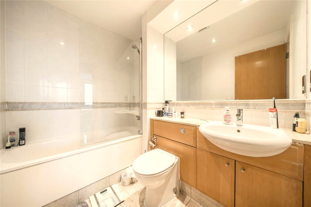 1 Bed Flat, Belvedere Road, SE1 photo 4