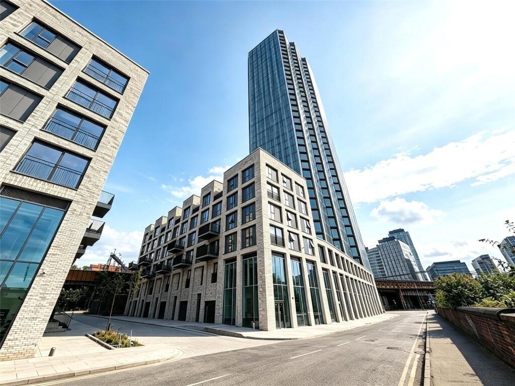 2 Bed Flat, Dantzic St, M4