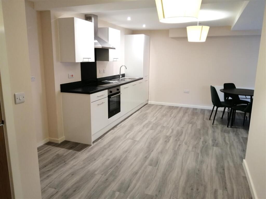 2 Bed Flat, Drawbridge House, M15 photo 4