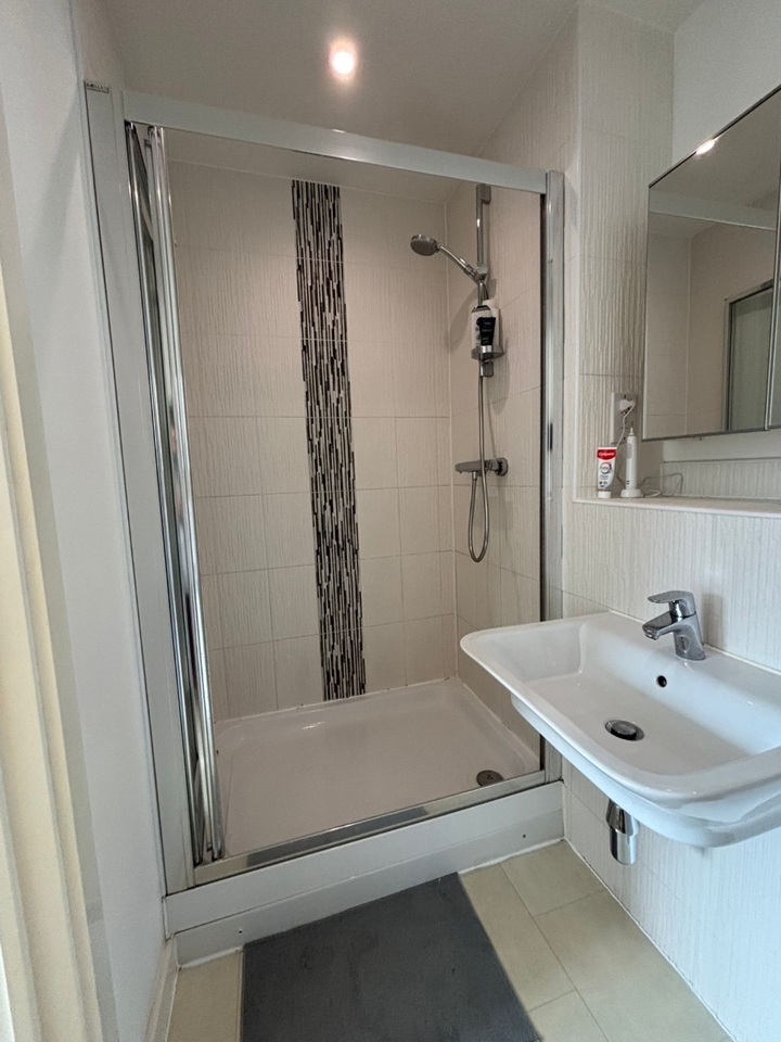 2 Bed Flat, Mason Way, B15 photo 5