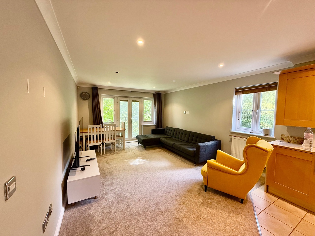 2 Bed Flat, Symeon Place, RG4 photo 3