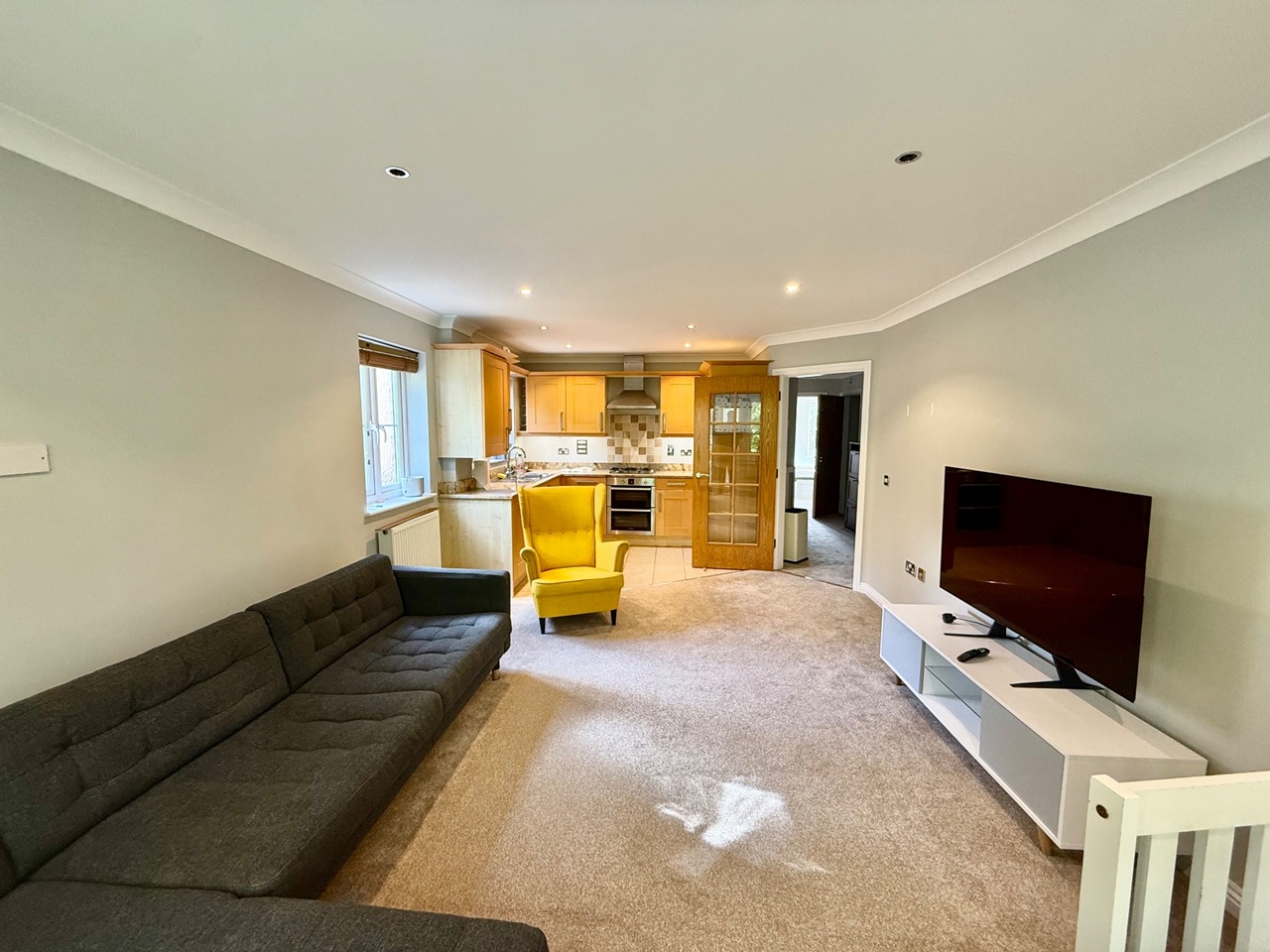 2 Bed Flat, Symeon Place, RG4 photo 4