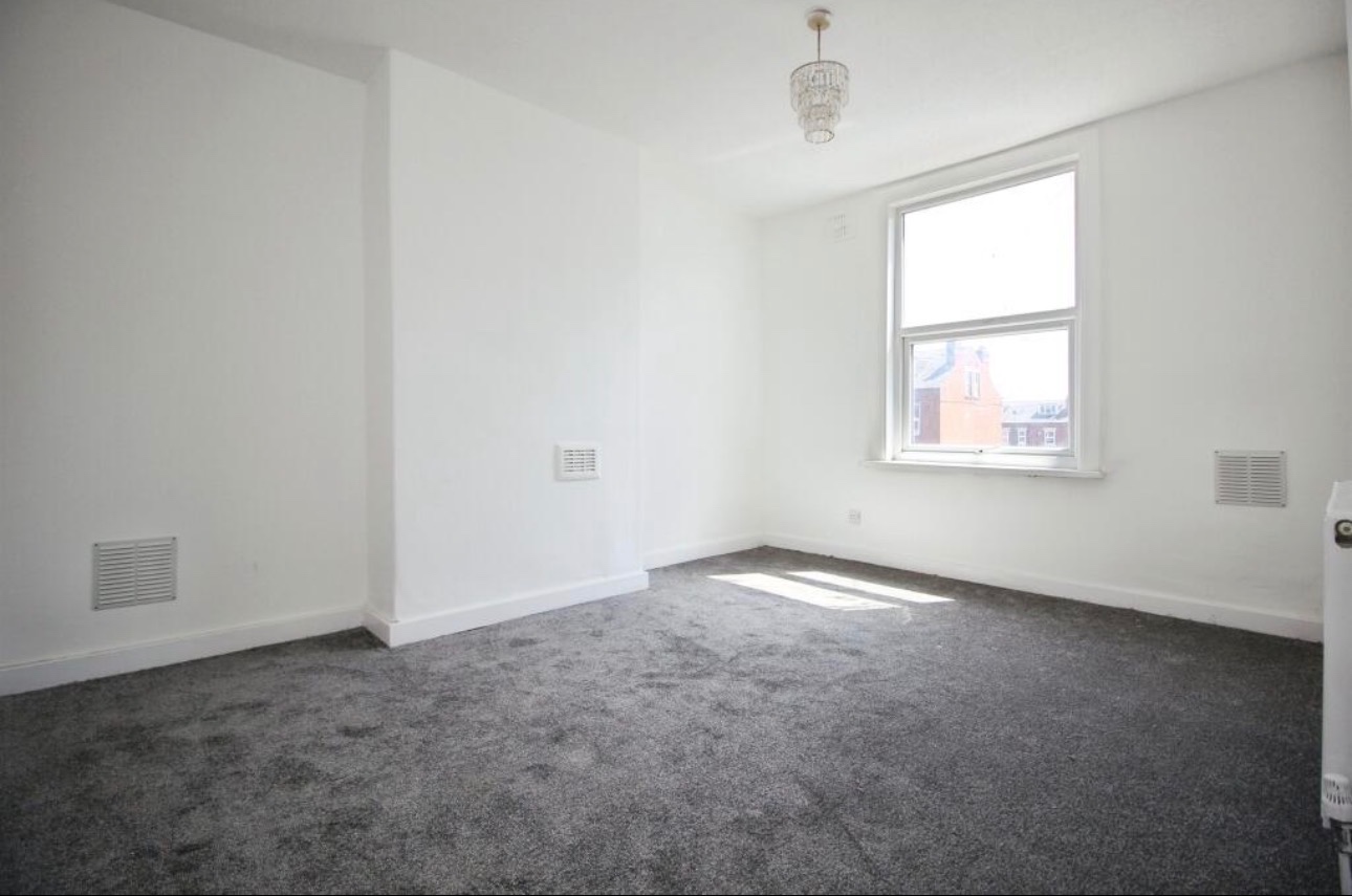 2 Bed End Terrace, Temple View Place, LS9 photo 3