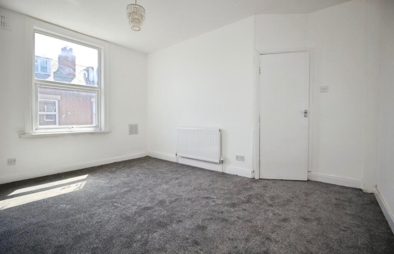 2 Bed End Terrace, Temple View Place, LS9 photo 5