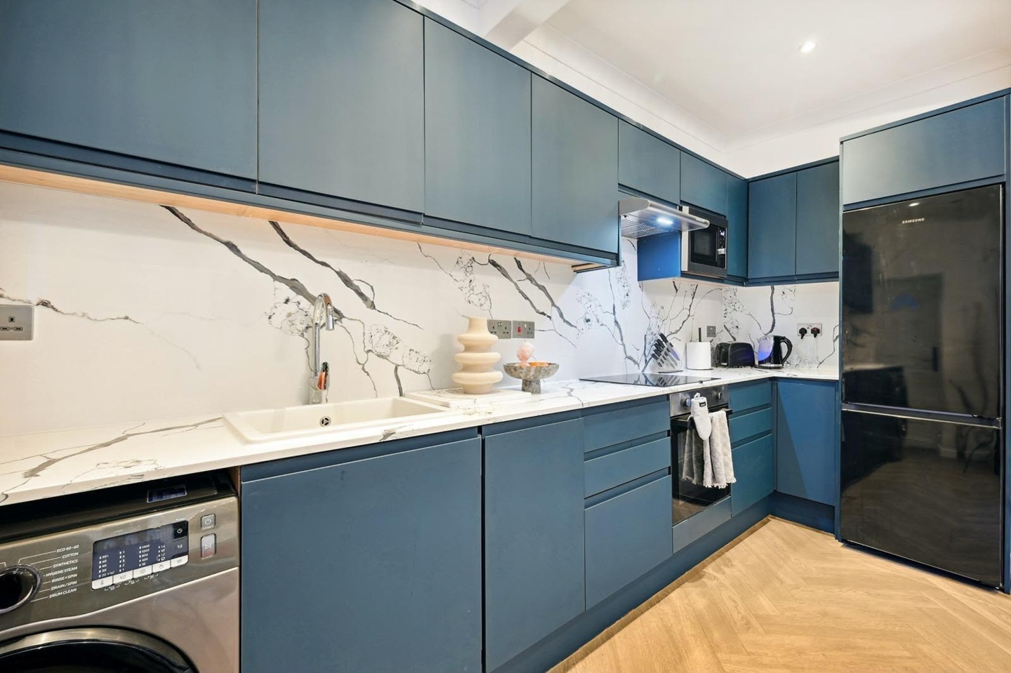 2 Bed Flat, Alderney St, SW1V photo 3