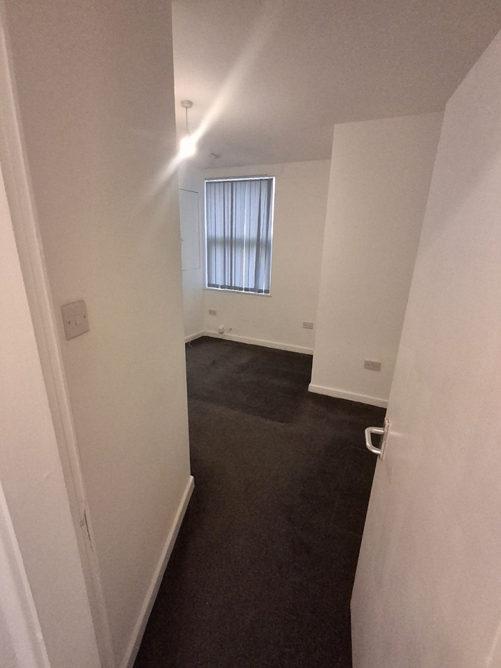 1 Bed Flat, Priory Road, L4 photo 2