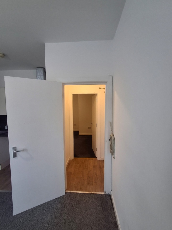 1 Bed Flat, Priory Road, L4 photo 3