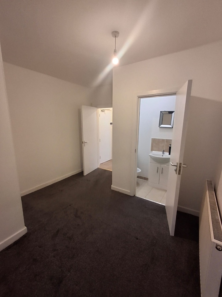 1 Bed Flat, Priory Road, L4 photo 4