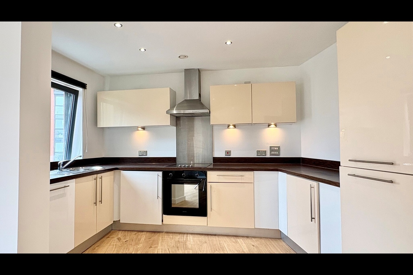2 Bed Flat, Gotts Road, LS12 photo 2