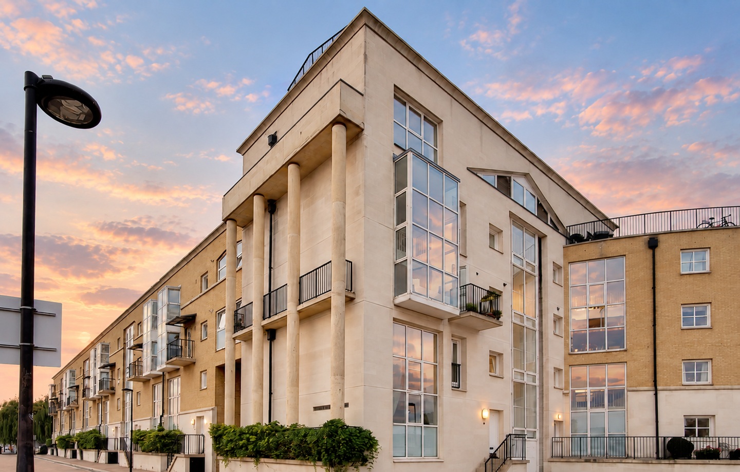 2 Bed Flat, Queen Of Denmark Court, SE16