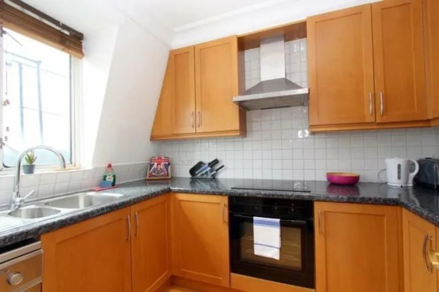 2 Bed Flat, Gloucester Road, SW7 photo 2