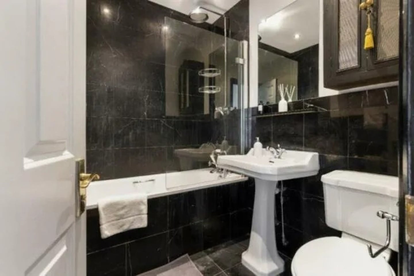2 Bed Flat, Gloucester Road, SW7 photo 4