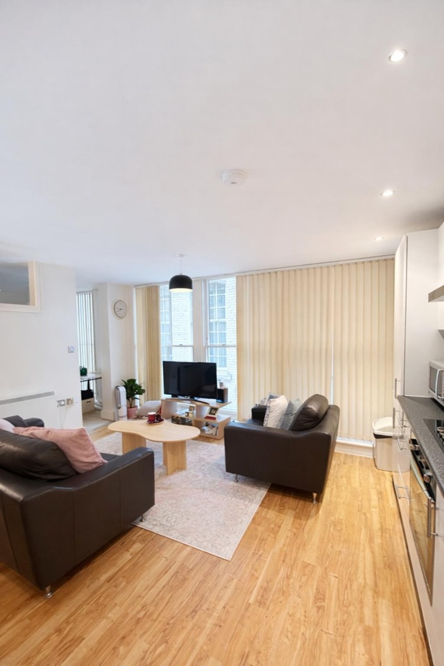 Studio Flat, Temple Lane, L2
