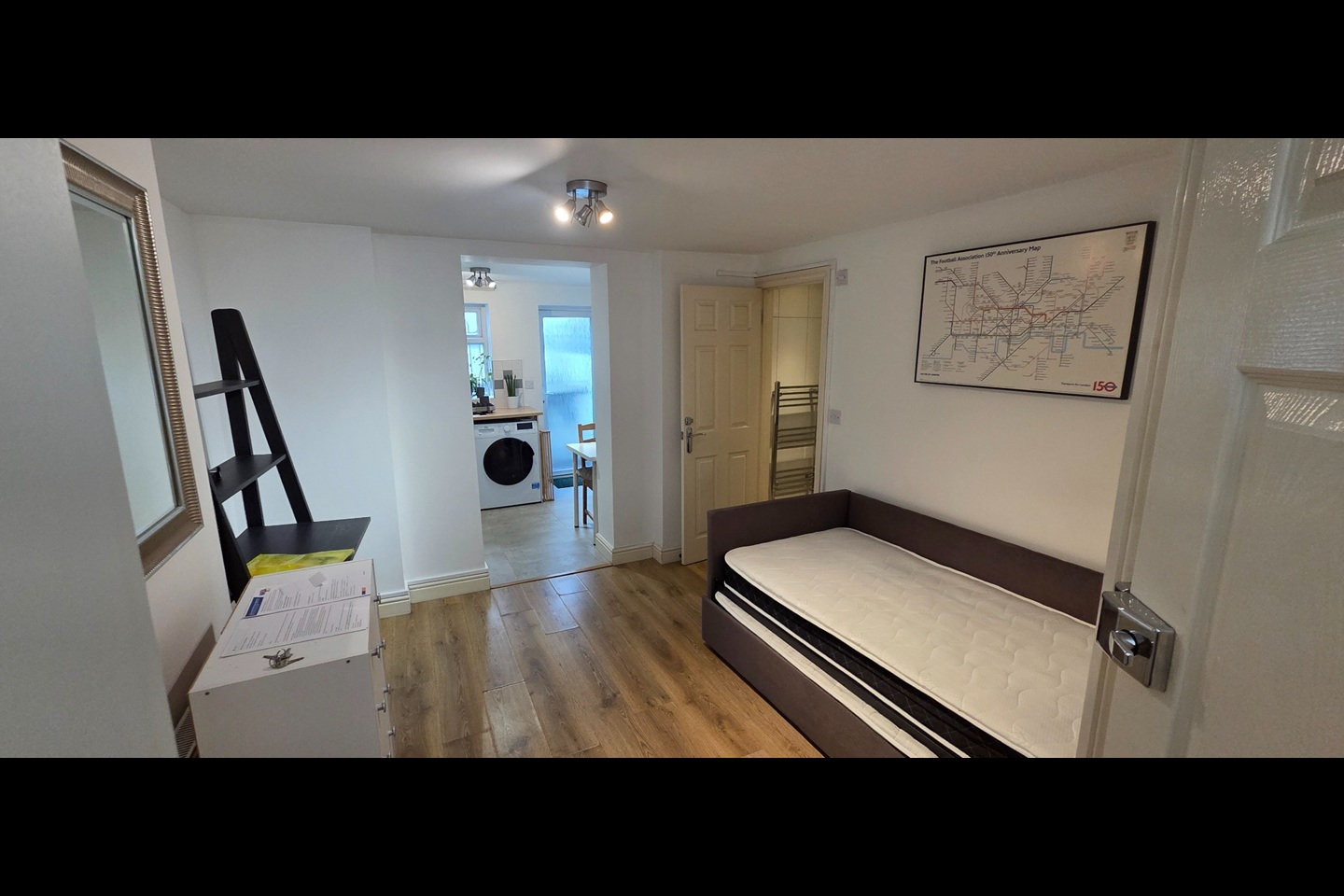 Studio Flat, Coldharbour Lane, SW9