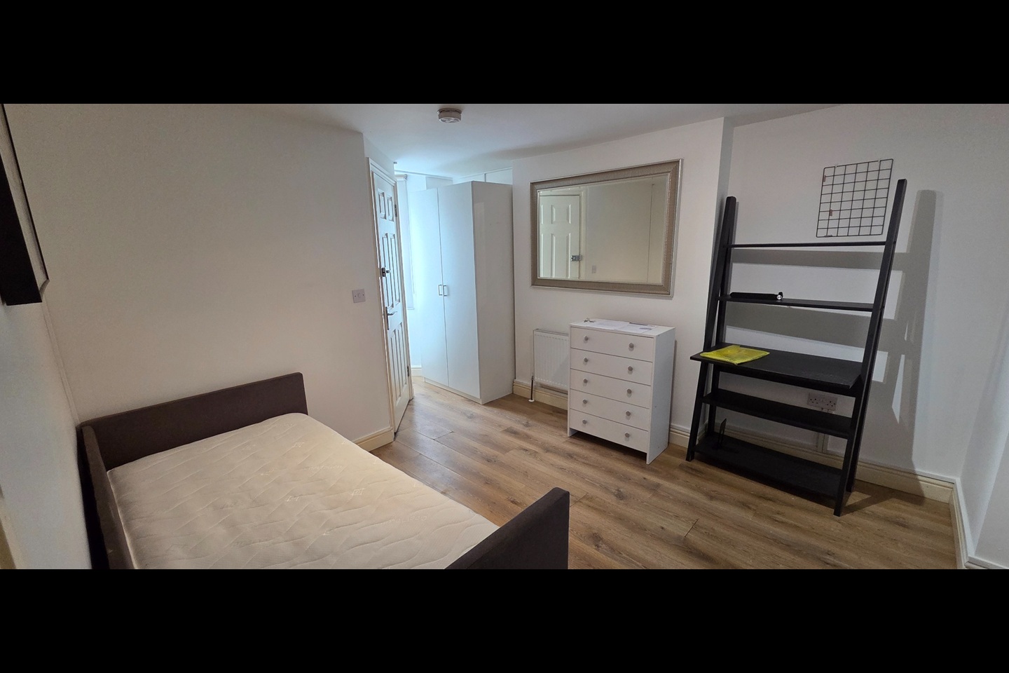 Studio Flat, Coldharbour Lane, SW9 photo 3