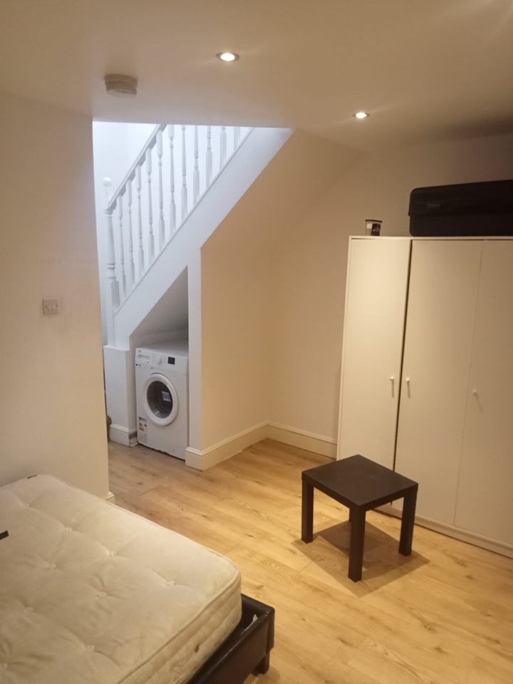1 Bed Flat, Acre Lane, SW2 photo 3