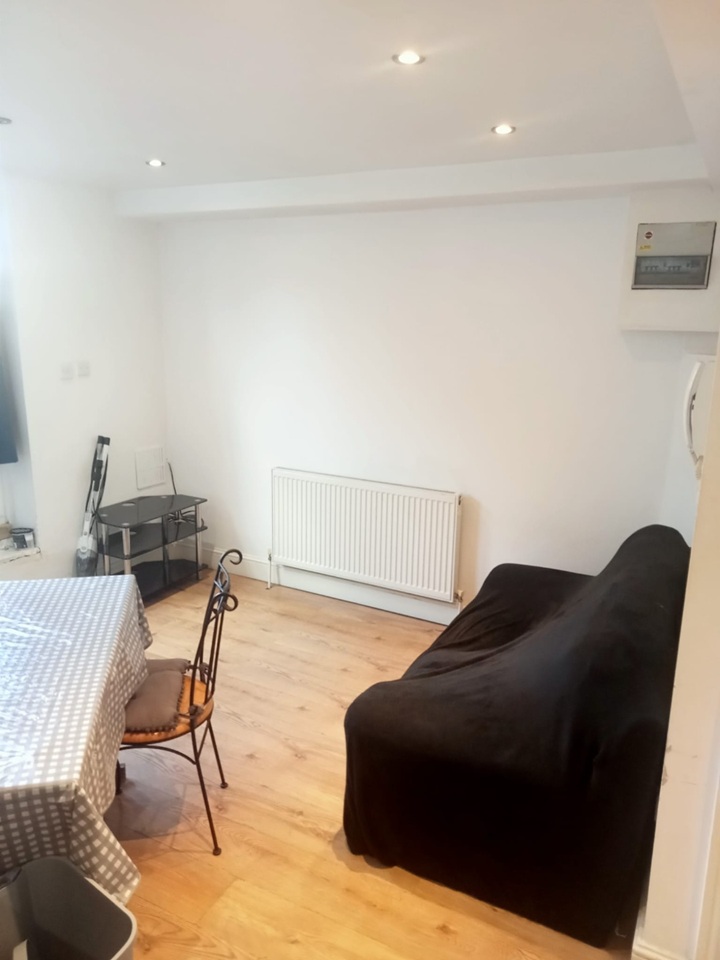 1 Bed Flat, Acre Lane, SW2 photo 4
