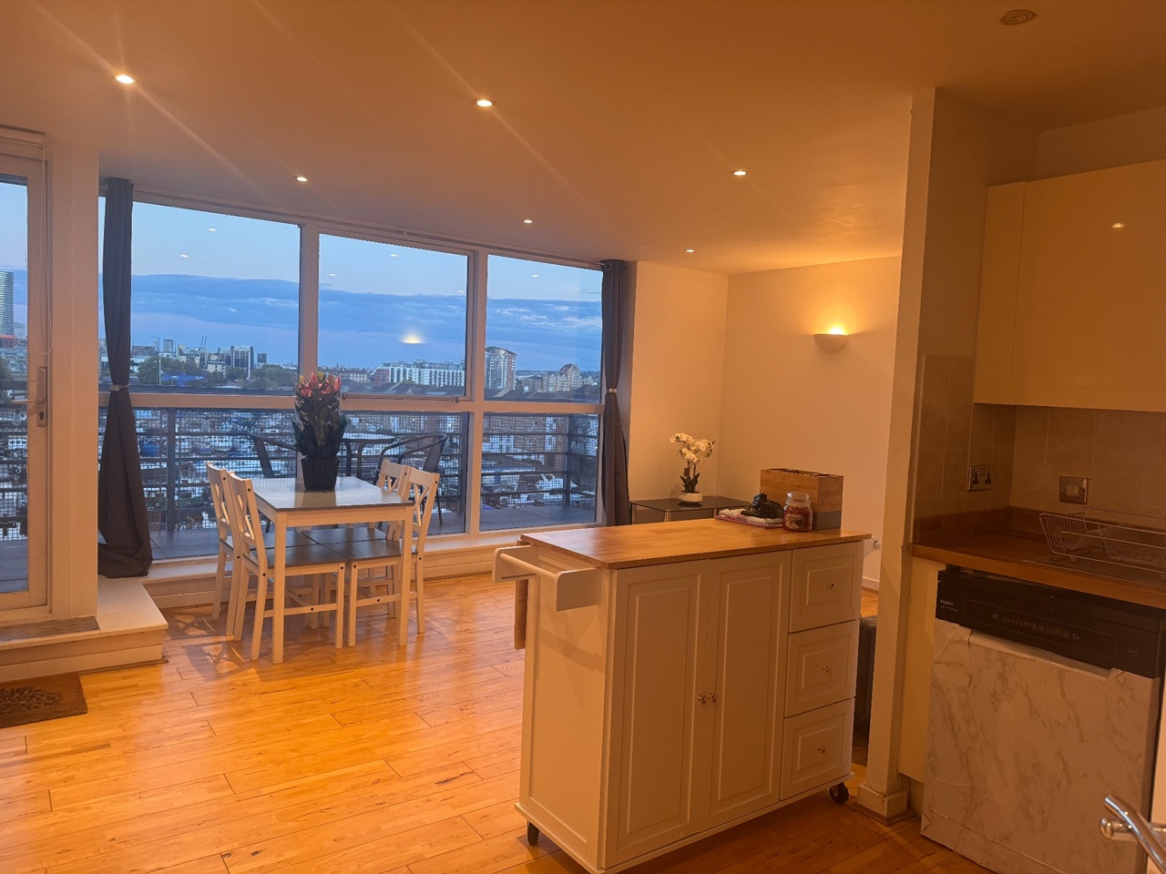 2 Bed Flat, Baltic Quay, SE16 photo 3