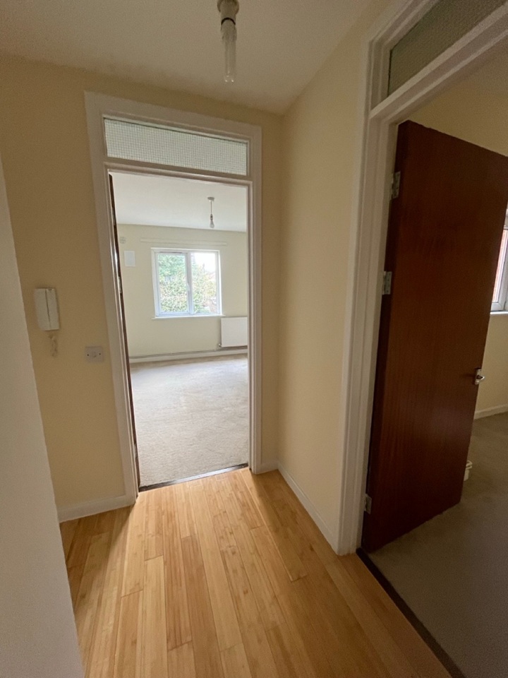 2 Bed Flat, Leckwith Road, CF11 photo 3