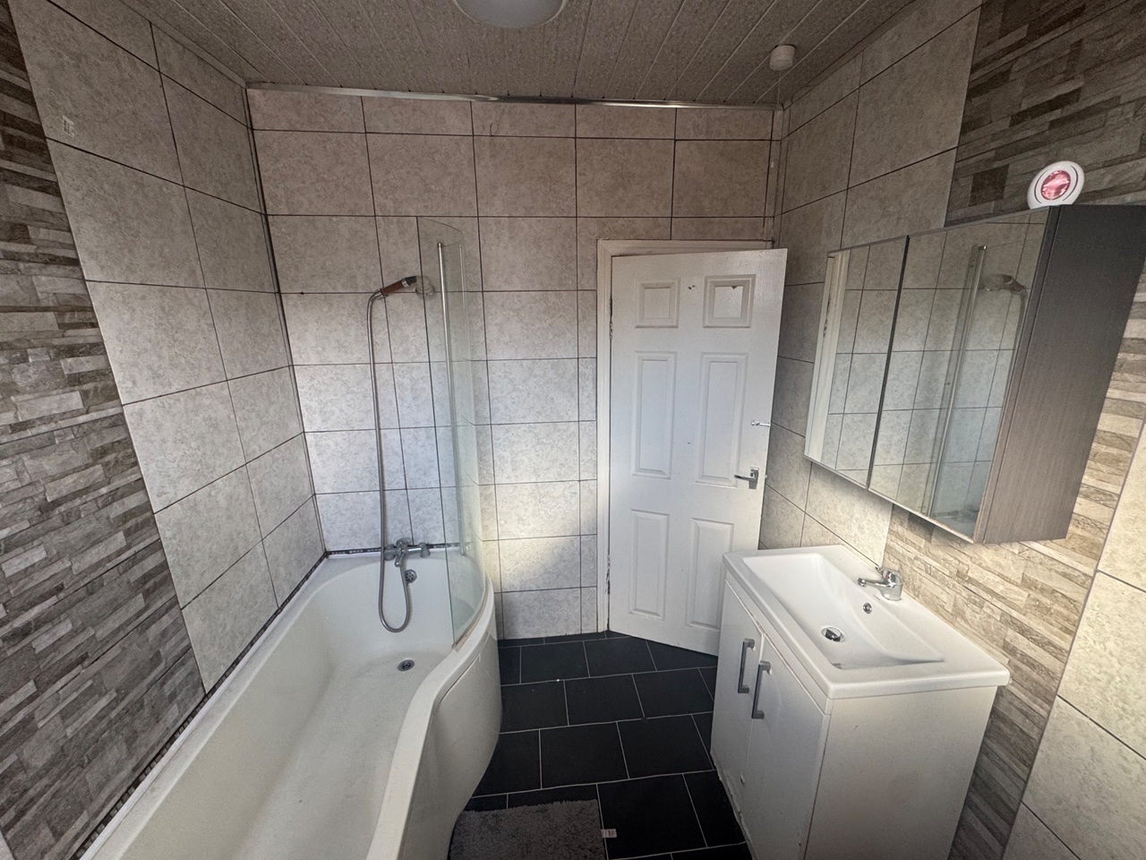 2 Bed Terraced House, Recreation Mount, LS11 photo 3