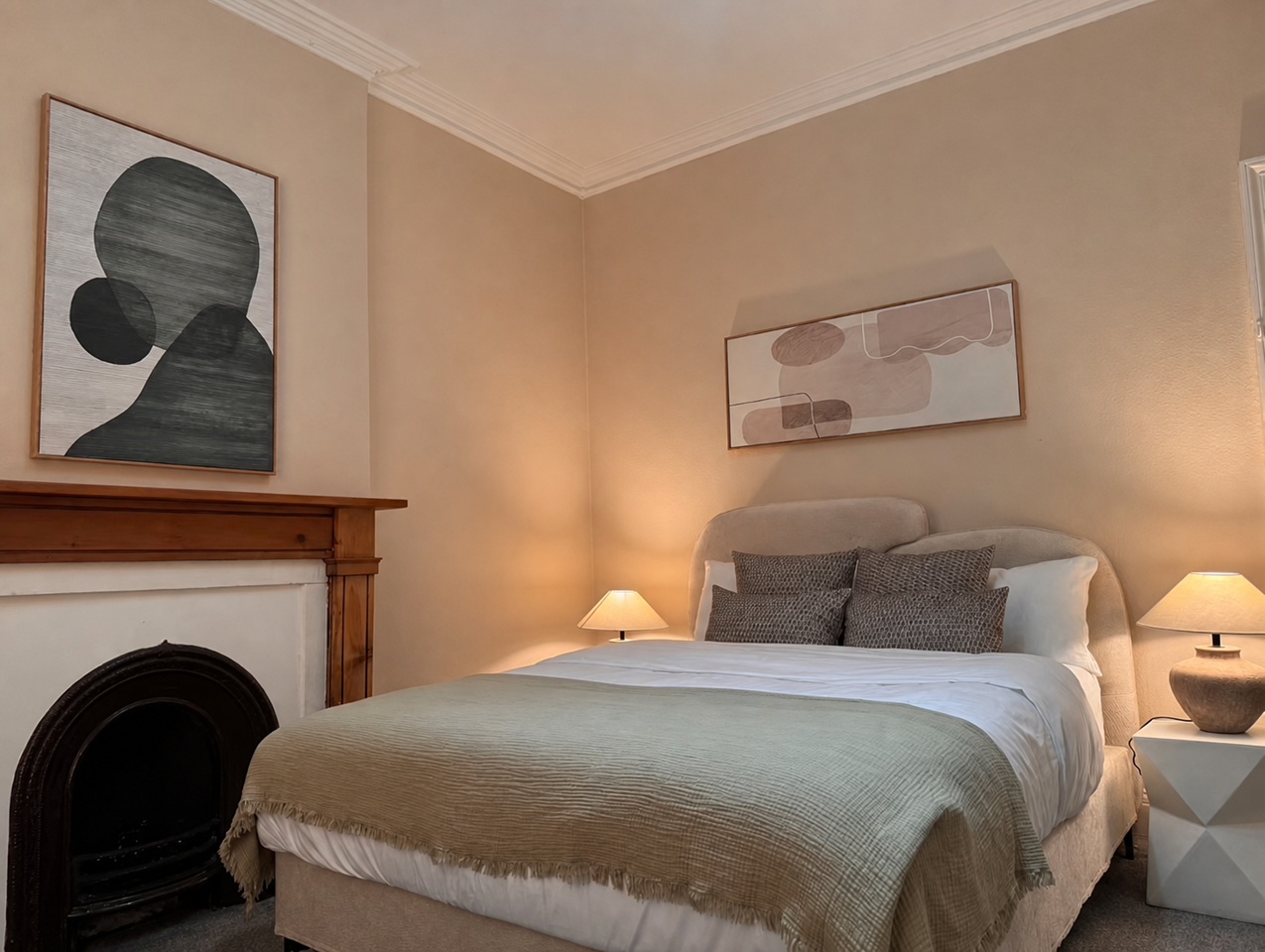 2 Bed Flat, Edinburgh, EH8 photo 2