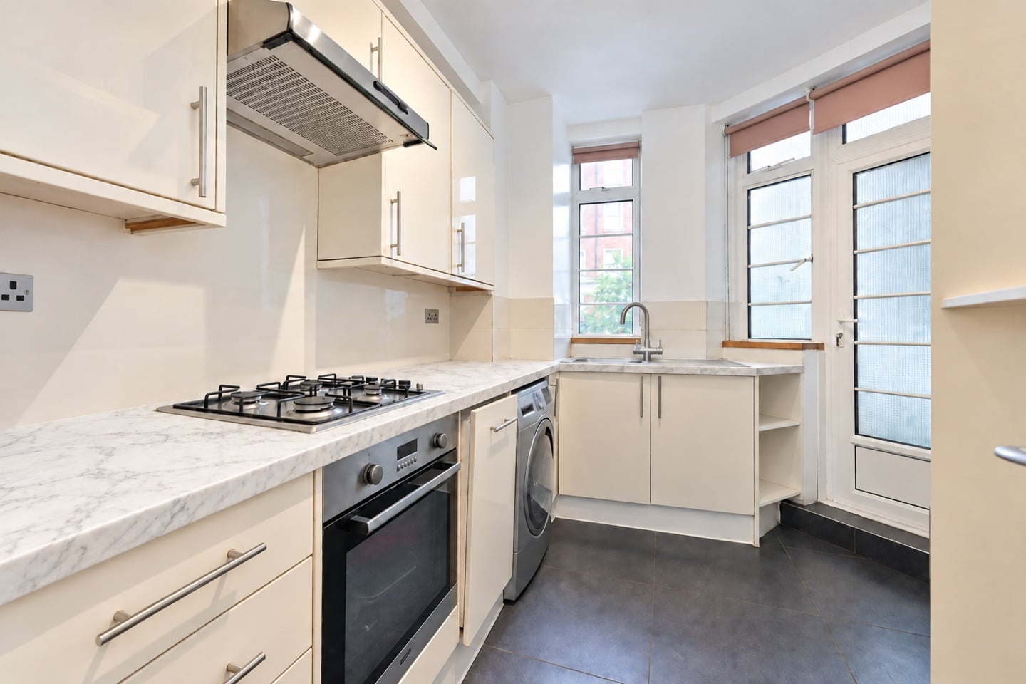 3 Bed Flat, Stourcliffe Close, W1H photo 3