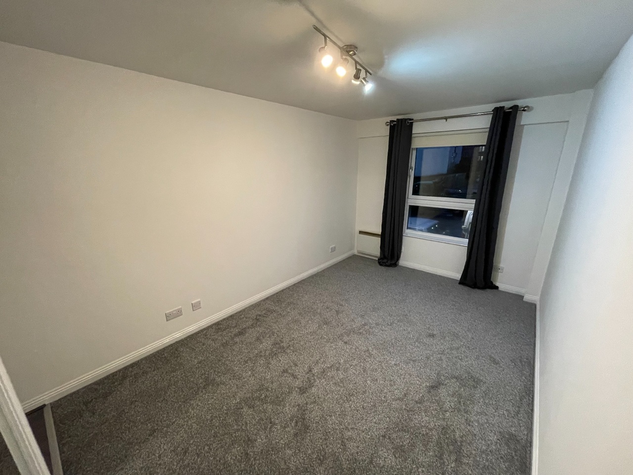 2 Bed Flat, Wallace St, G5 photo 2
