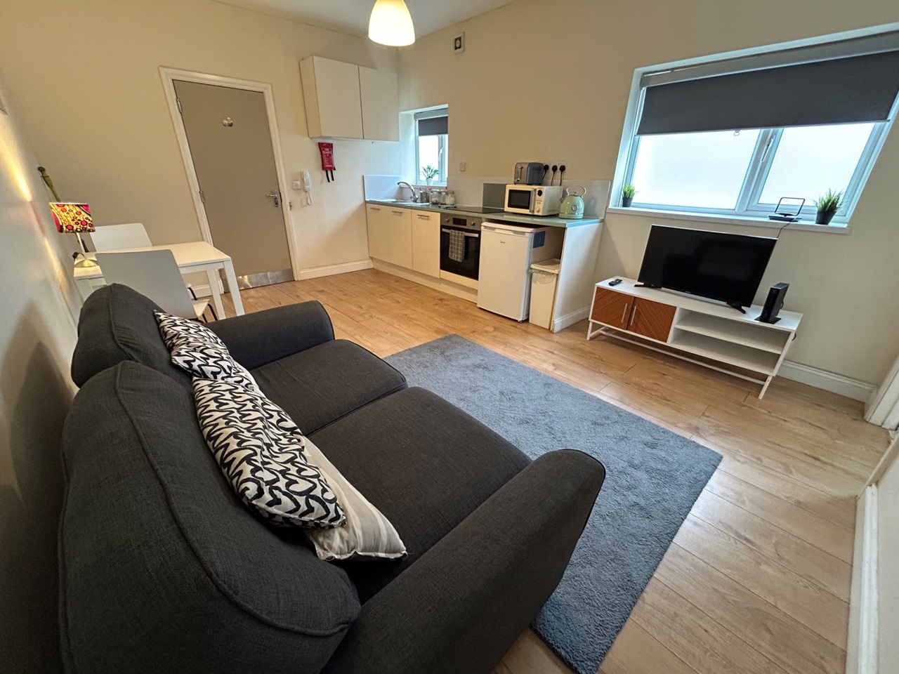1 Bed Flat, Newport Road, CF24 photo 2