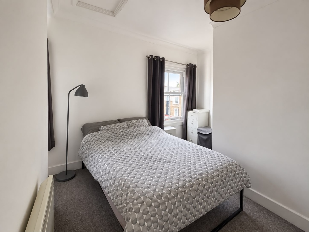 1 Bed Flat, Wandsworth Road, SW8 photo 4