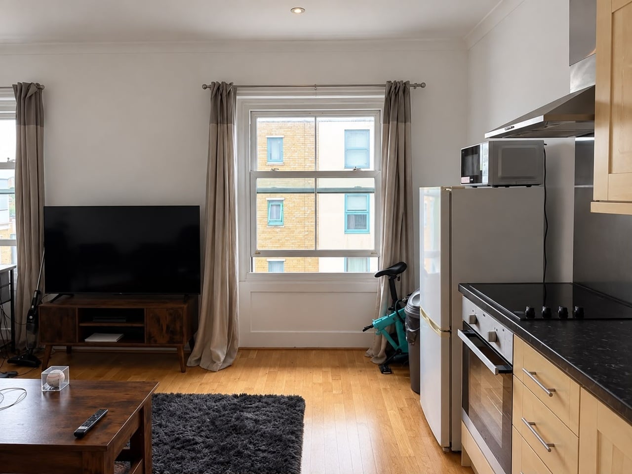 1 Bed Flat, Wandsworth Road, SW8 photo 2