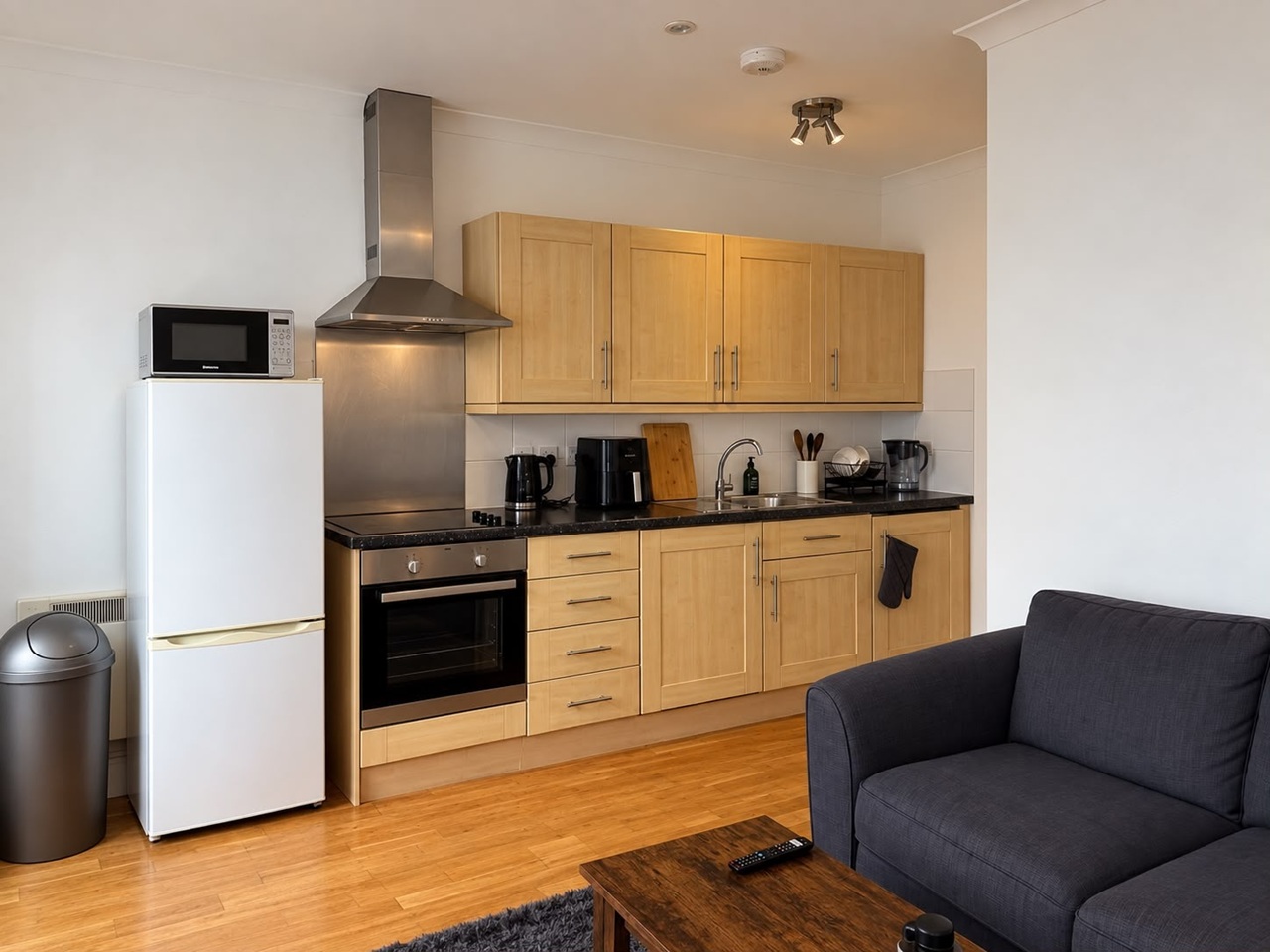 1 Bed Flat, Wandsworth Road, SW8 photo 3