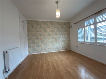 3 Bed Terraced House, Newton Road, IG7