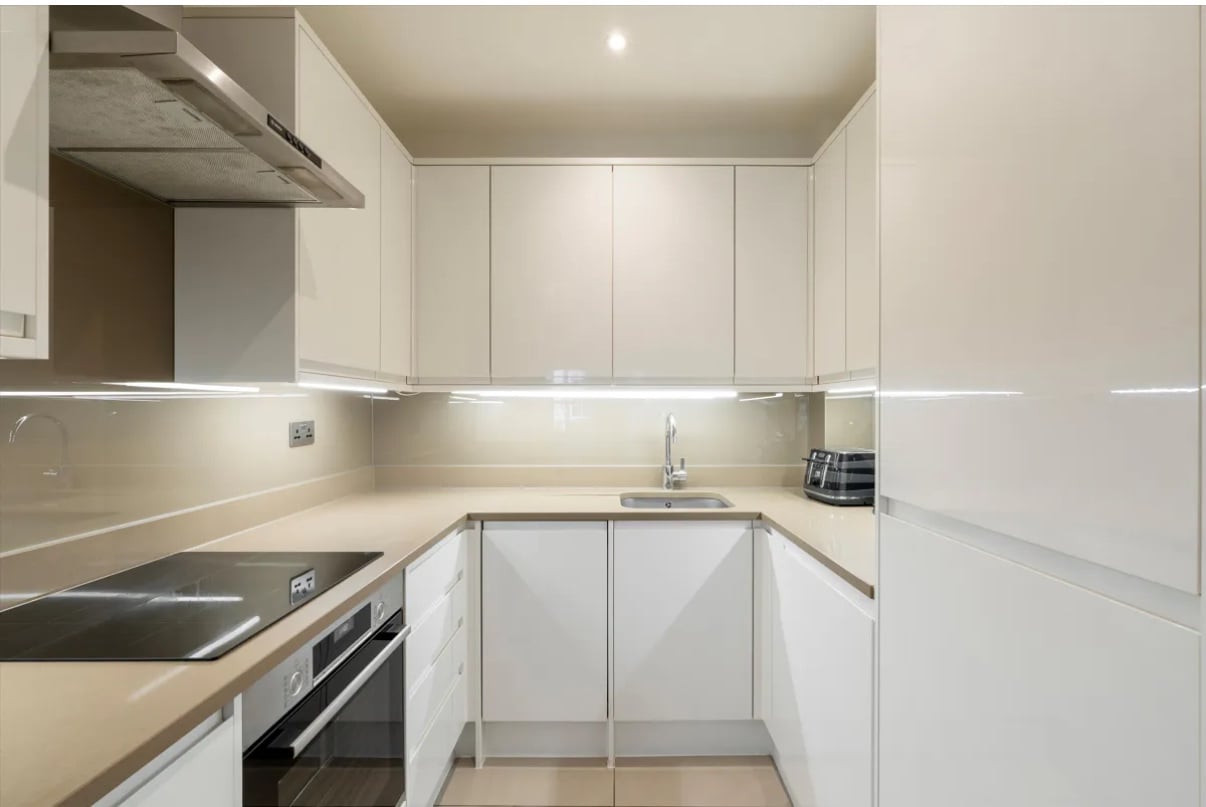 1 Bed Flat, Green St, W1K photo 2