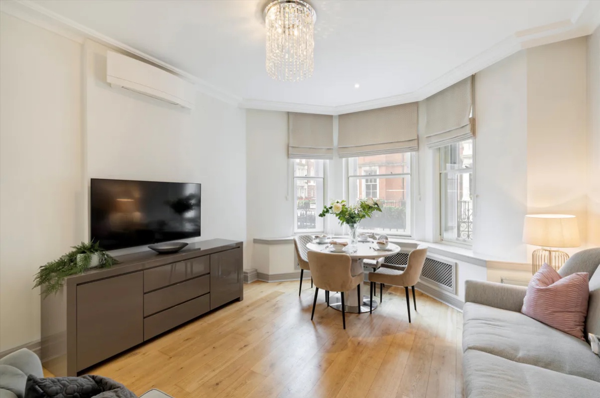 1 Bed Flat, Green St, W1K photo 3