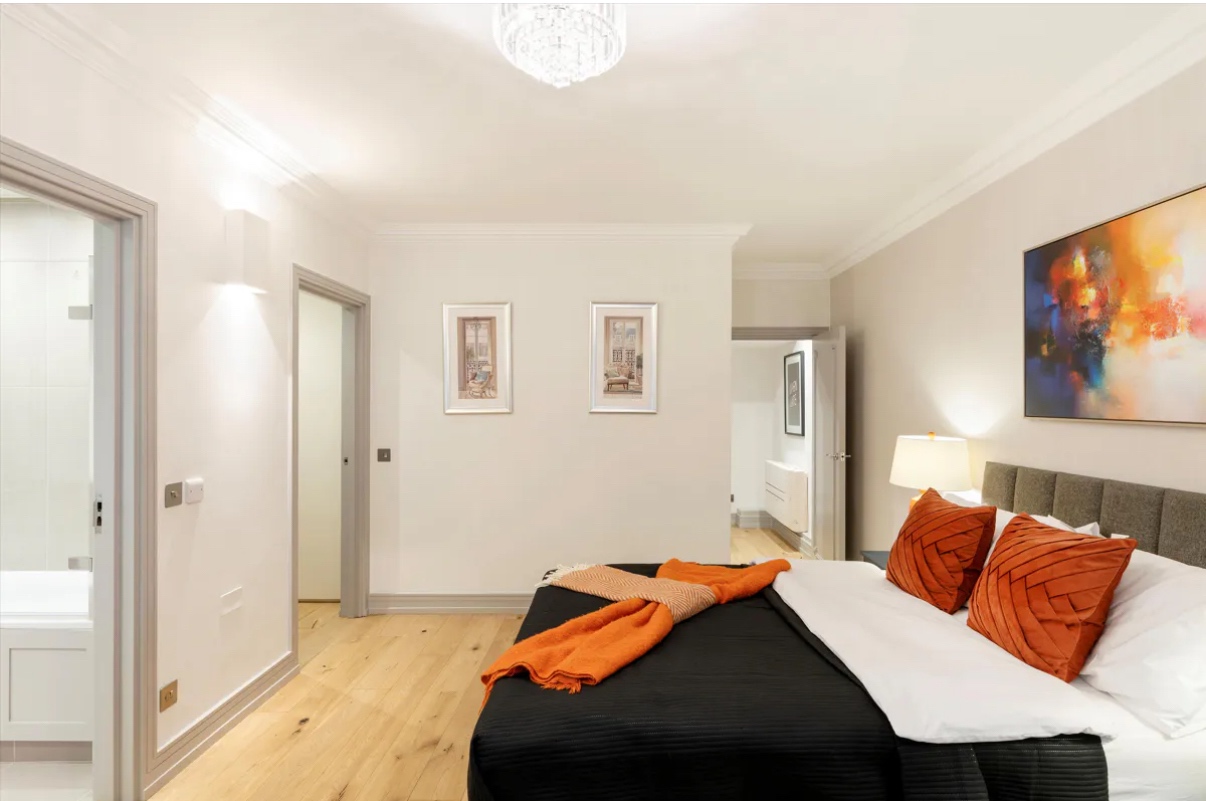 1 Bed Flat, Green St, W1K photo 4