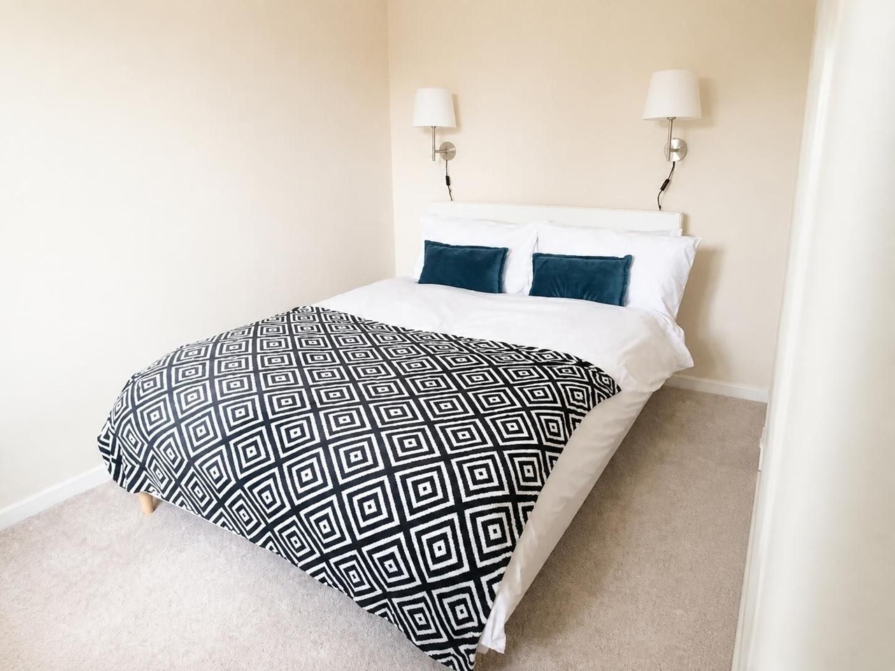 3 Bed Terraced House, Oyster Row, CB5