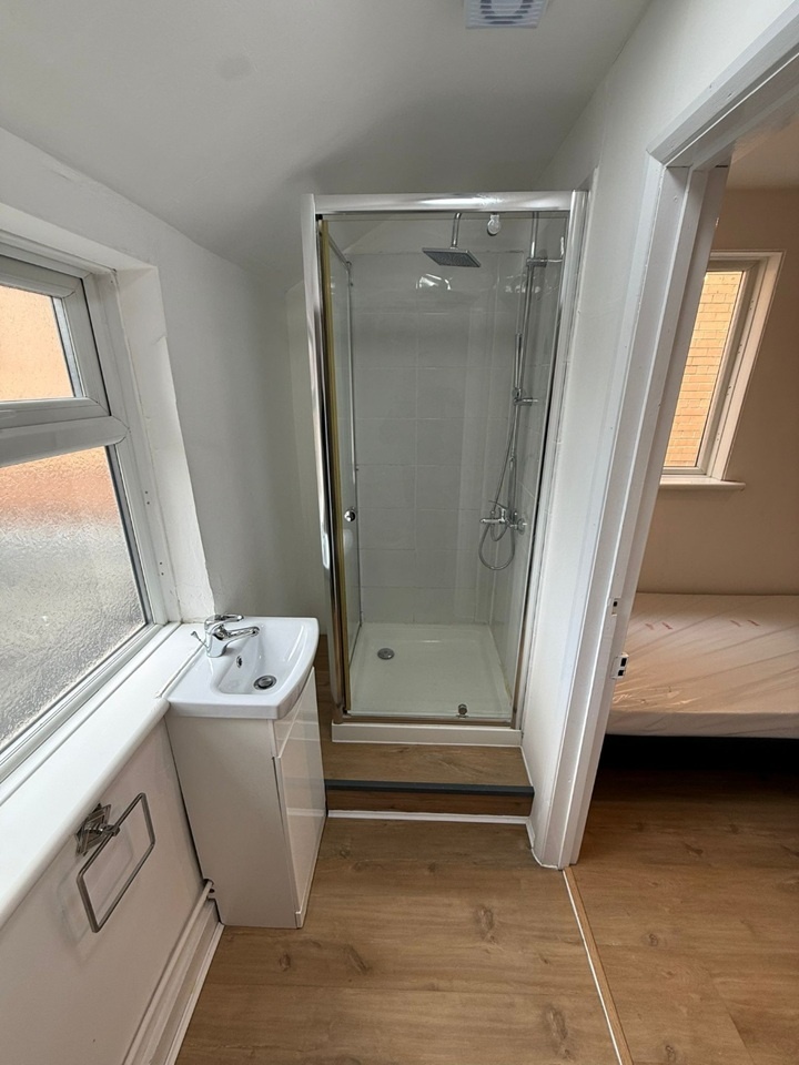 London - Studio Flat, High Road Leytonstone, E11 - To Rent Now for £999 ...