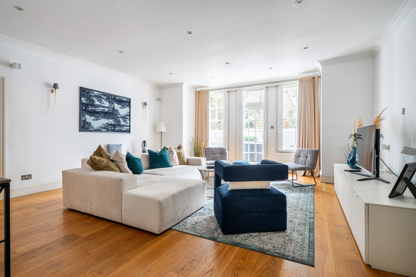 4 Bed Flat, Lexham Gardens, W8 photo 2