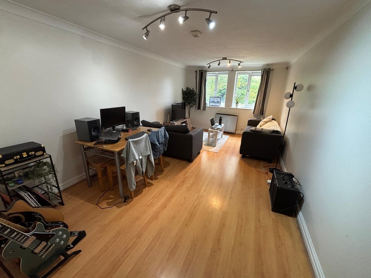 2 Bed Flat, Broomfield Lodge, LS6 photo 2