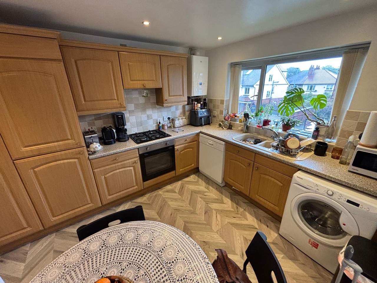 2 Bed Flat, Drummond Avenue, LS16 photo 3