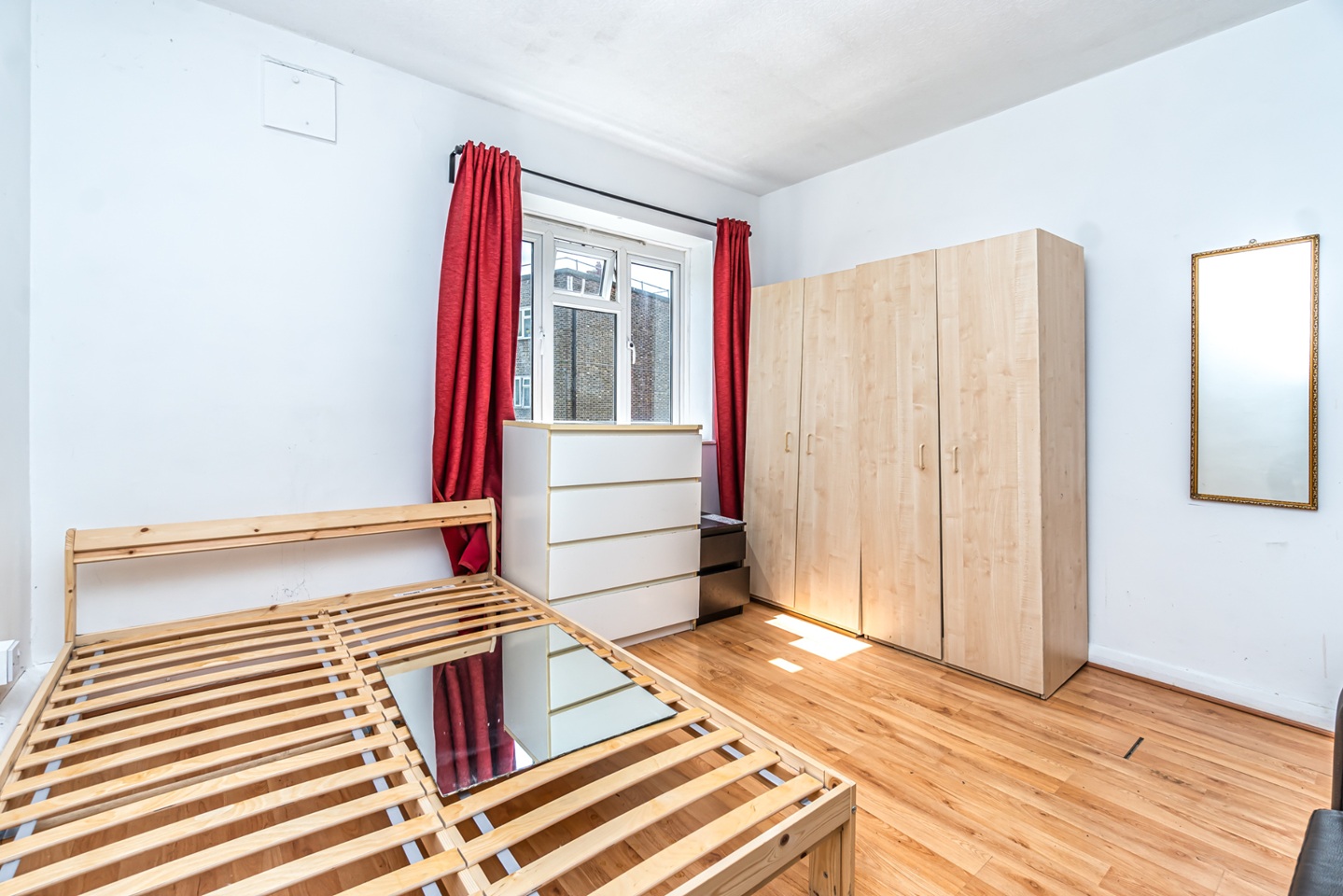 1 Bed Flat, Charlton Court, E2 photo 4