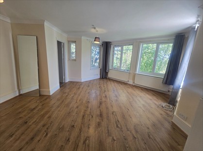 1 Bed Flat, Park Hill, SM5