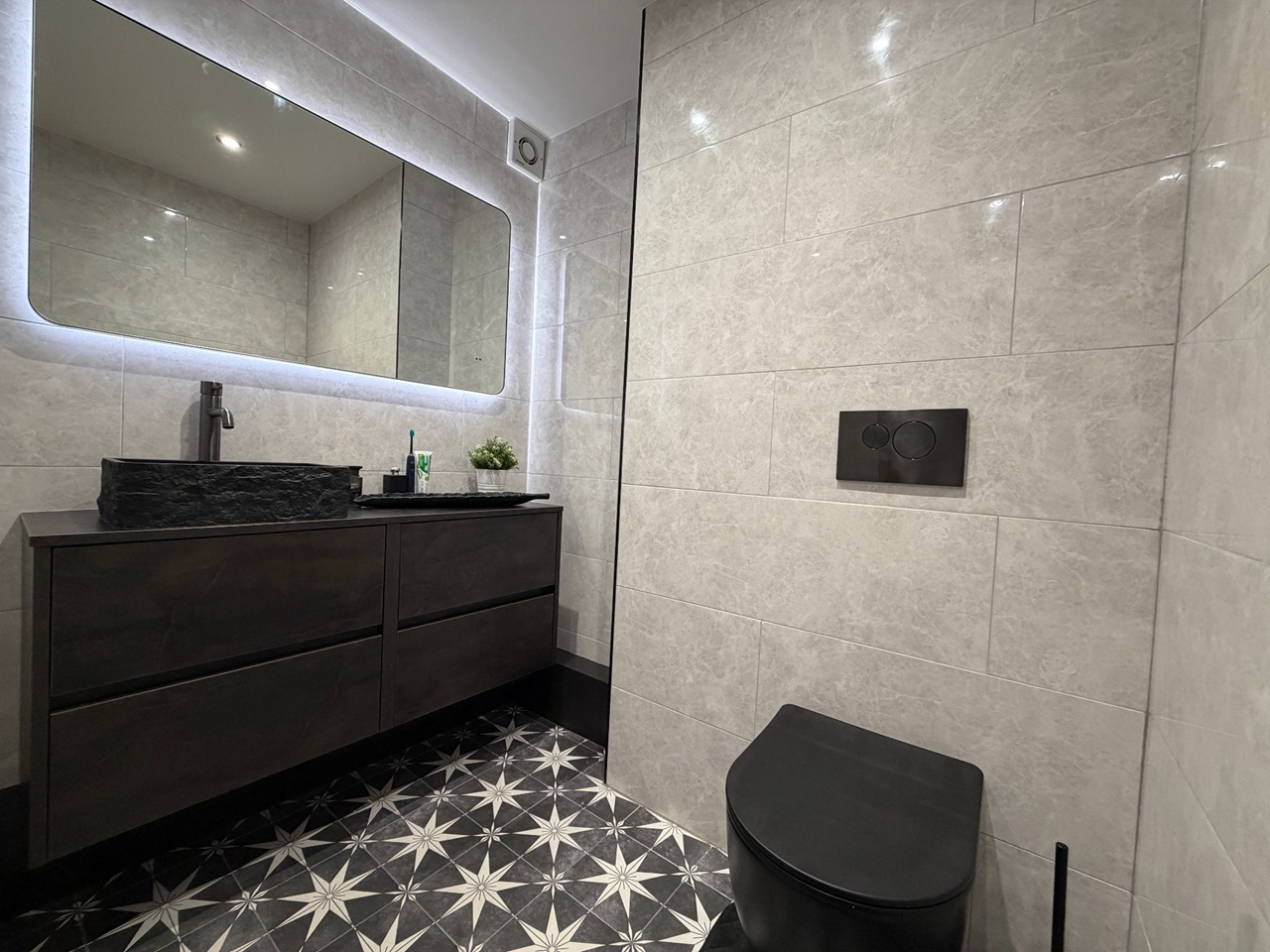 1 Bed Flat, Len Cox Walk, M4 photo 5