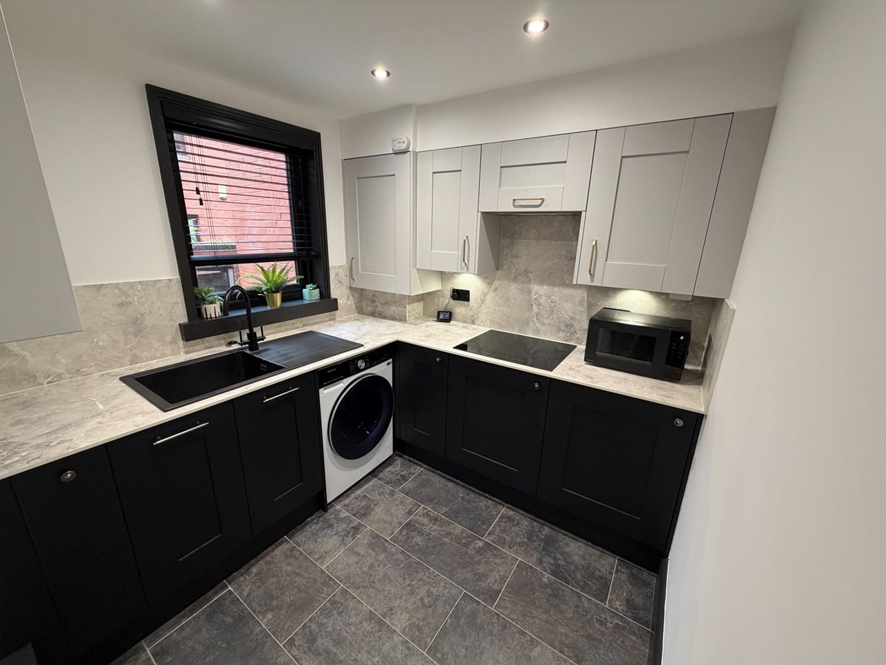 1 Bed Flat, Len Cox Walk, M4 photo 3