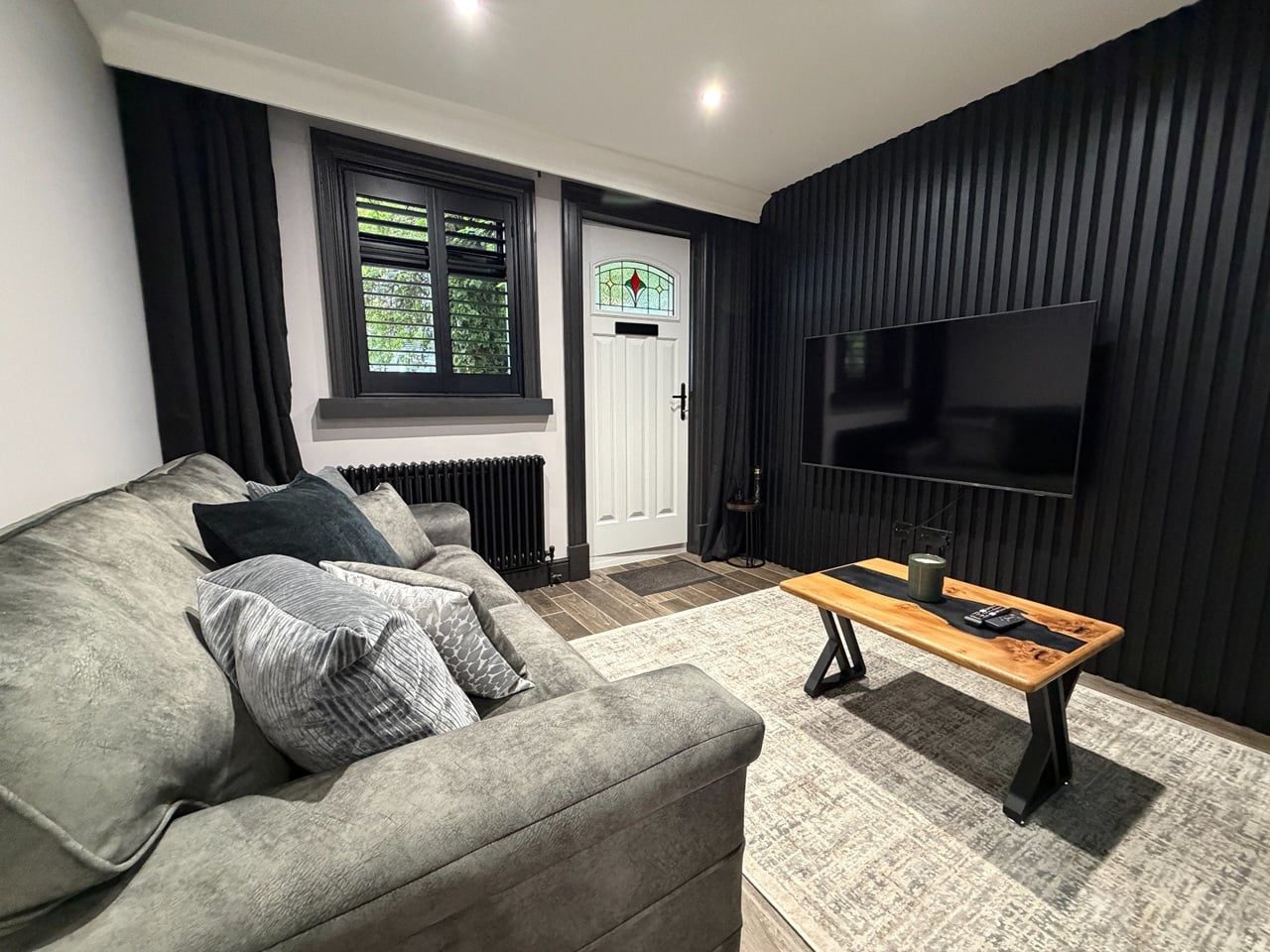 1 Bed Flat, Len Cox Walk, M4 photo 2
