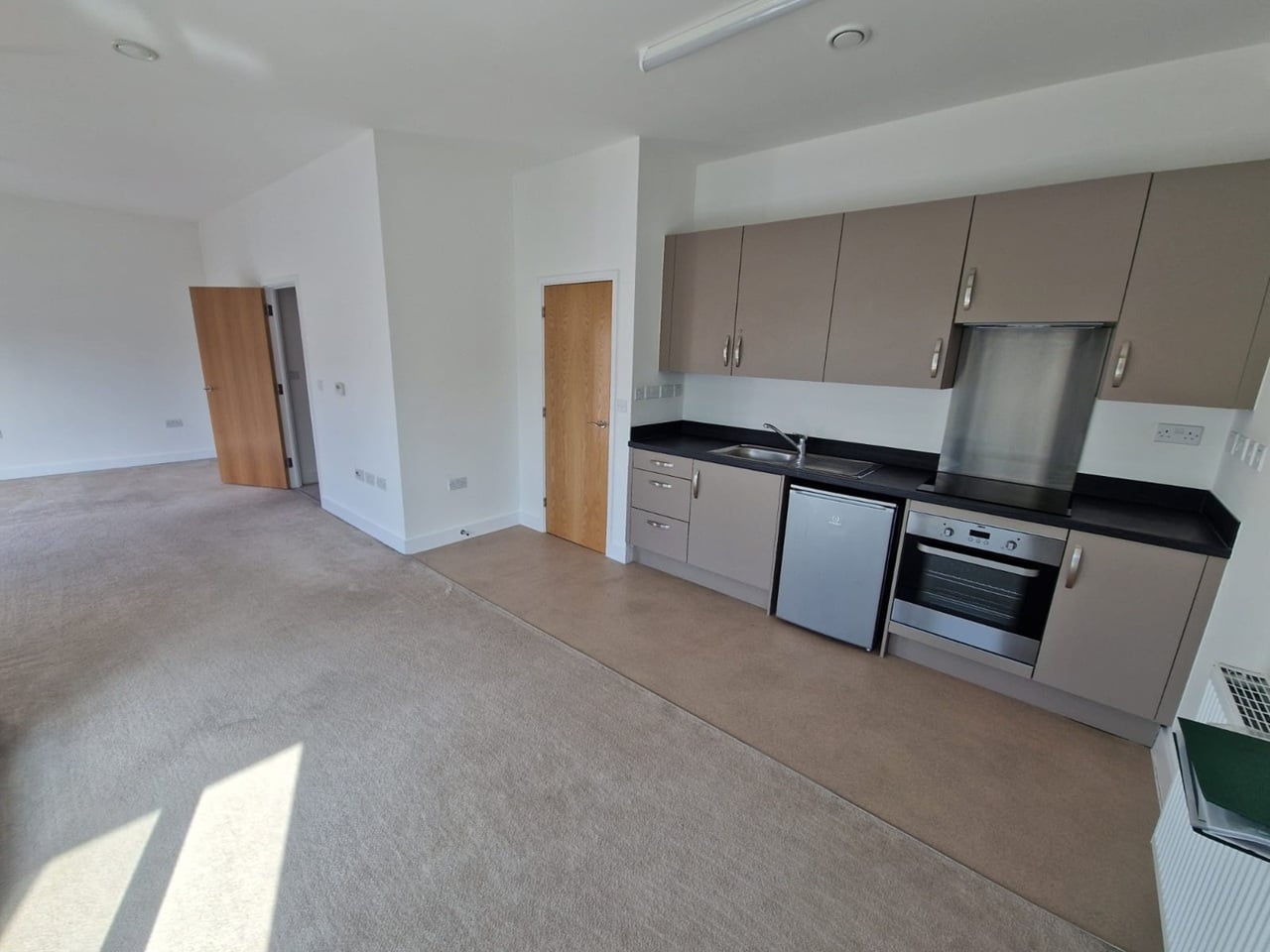 Studio Flat, Centric Close, NW1 photo 2